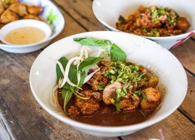 เมนูของร้าน ก๋วยเตี๋ยวเรือลุงจุน ผัดไทย ข้าวกะเพรา  ขาหมู ข้าวมันไก่