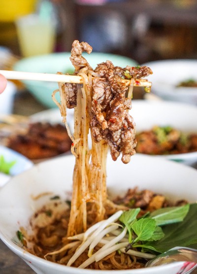 เมนูของร้าน ก๋วยเตี๋ยวเรือลุงจุน ผัดไทย ข้าวกะเพรา  ขาหมู ข้าวมันไก่