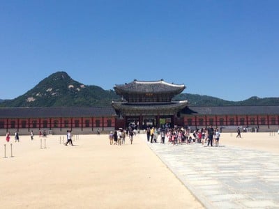 ตรงนี้สวยมาก มีฉากหลังเป็นภูเขา 