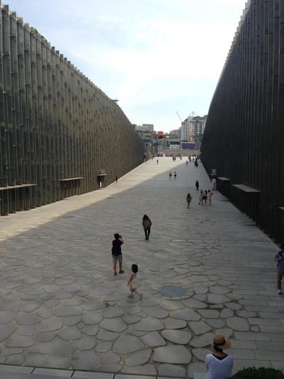 จุดแลนด์มาร์ค "ม.สตรีอีฮวา"