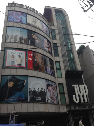 หน้าตึกค่าย "JYP"