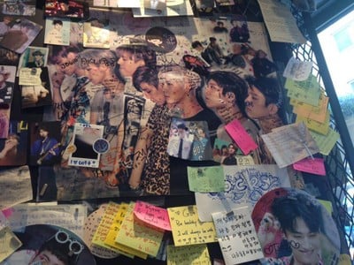 บนผนังร้านขนม จะมีแฟนๆ มาเขียนข้อความเยอะมาก 