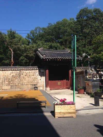 บ้านอีกหลัง ในหมู่บ้านแห่งนี้ 