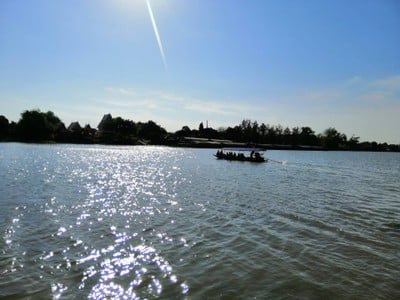 ลมโชยโฮมสเตย์บ้านพักริมแม่น้ำเจ้าพระยาสไตล์​ล๊อ​ฟ​