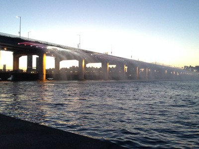 สะพานน้ำพุบันโพ อากาศเย็นสบาย 