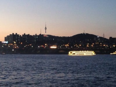 จากริมแม่น้ำมองเห็นโซล ทาวเวอร์ ได้ด้วย