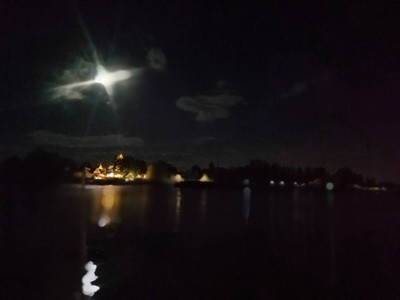 ลมโชยโฮมสเตย์บ้านพักริมแม่น้ำเจ้าพระยาสไตล์​ล๊อ​ฟ​