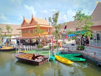 มีเรือให้นั่งด้วยแต่ไม่ไหวไม่สู้แดดคะ