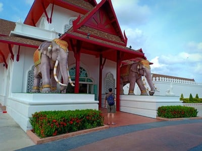 ด้านหน้า ถลางมณีคราม อลังการมาก