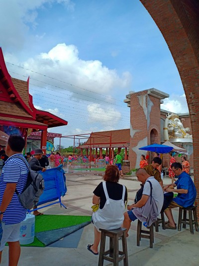 นักท่องเที่ยวสนุกสนานกับการเล่นน้ำสงกรานต์กัน ก็อากาศร้อนขนาดนี้