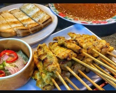 โตข้าวมันไก่ หมูสะเต๊ะ (Hainanese chicken rice and Pork Satay) โตข้าวมันไก่ หมูสะเต๊ะ (Hainanese chicken rice and Pork Satay)