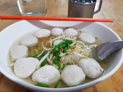ก๋วยเตี๋ยวลูกชิ้นหมูน้ำใส