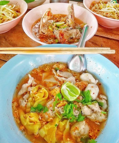 ใหญ่เกี๊ยวต้มยำรวมหมู