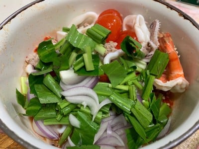 วิธีทำ ยำหมูหมึกกุ้งปะทะไข่แดงเค็ม วิธีทำ ยำหมูหมึกกุ้งปะทะไข่แดงเค็ม