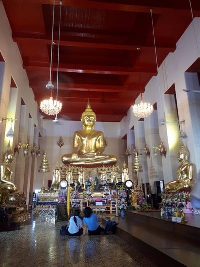 ภายในพระวิหารหลวง ประดิษฐานพระพุทธรูปโบราณมากมาย