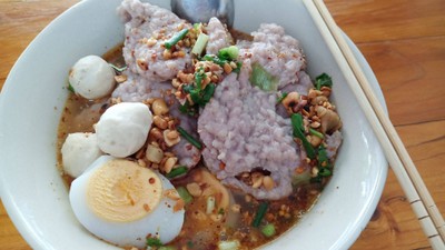 ก๋วยเตี๋ยวหมูเด้งต้มยำไข่ยางมะตูม