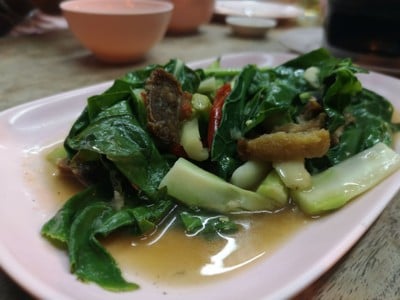 คะน้าหมูกรอบ