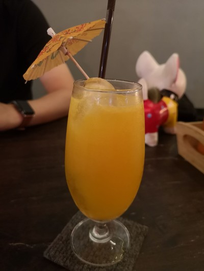 ค็อกเทลสีส้ม มีส่วนผสมจากส้ม สัปปะรด และวอดก้า ดูเป็นมิตร ดื่มง่าย รสเปรี้ยวหวาน