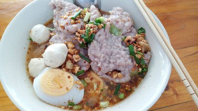 ก๋วยเตี๋ยวหมูเด้งต้มยำไข่ยางมะตูม