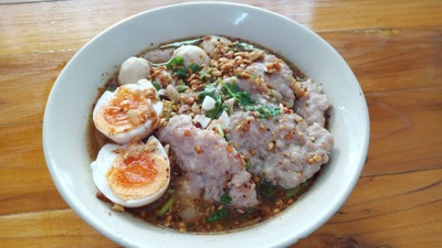 ก๋วยเตี๋ยวหมูเด้งต้มยำไข่ยางมะตูม