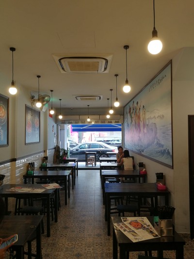 มาตอนร้านเปิดคนไม่เยอะ พอเที่ยงคนเต็มร้านเลย