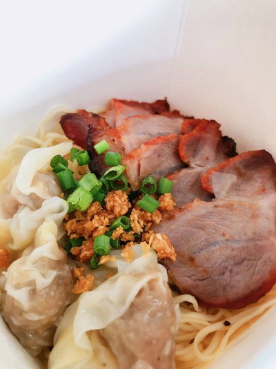 หมูแดงให้ชิ้นใหญ่ไม่จกตก หมูแดงหอมเครื่องมากๆ  ใช้วัตถุดิบอย่างดี  แนะนำๆ