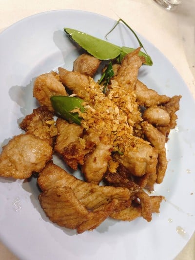 หมูทอกระเทียม