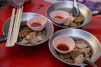 ก๋วยเตี๋ยวผัดงี่เง่า เจ๊เบญโอเดี้ยน
