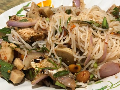 เมนูของร้าน ยำขนมจีนกำนันแชร์ บางรัก