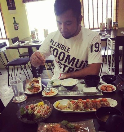 ซูชิซอลมอนติดมันนิดหน่อยเบิร์น คำโตๆ