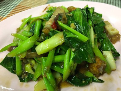 คะน้าหมูกรอบ