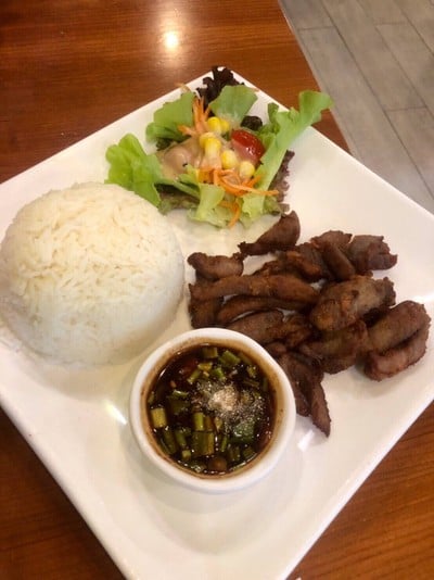 ข้าวหมูทอดจิ้มแจ๋ว