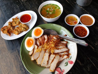 เมนูของร้าน ข้าวหมูทอด ตั้ง ตัว ฮะ เพชรเกษม77