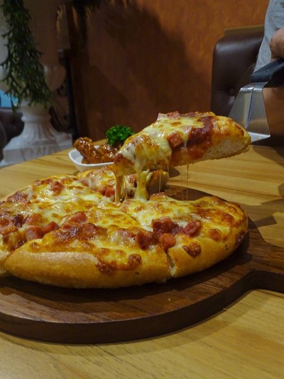 Pizza เบคอน ไส้กรอก