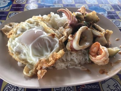 ข้าวผัดฉ่ากุ้งหมึกไข่ดาว