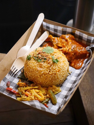 Malaysian Chicken Curry with Tomato Rice (13.9AUD 290฿)