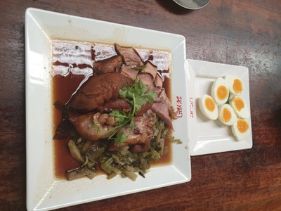 ขาหมู คากิ +ไข่ต้ม