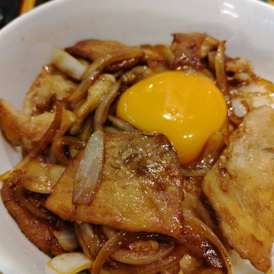 ข้าวหมูผัดหอมใหญ่ราดไข่แดงดิบ