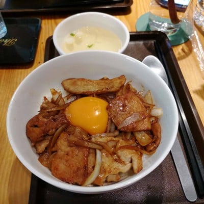 ข้าวหมูผัดหอมใหญ่ราดไข่แดงดิบ