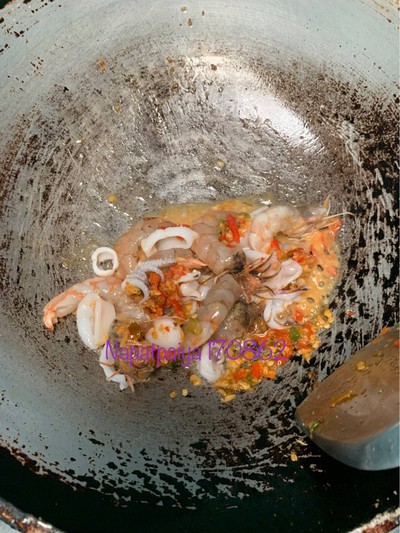 วิธีทำ กระเพรากุ้งหมึกเผ็ดแซบ วิธีทำ กระเพรากุ้งหมึกเผ็ดแซบ