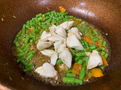 วิธีทำ เนื้อปูก้อนผัดพริกเหลือง วิธีทำ เนื้อปูก้อนผัดพริกเหลือง