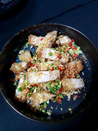 หมูกรอบทอดพริกเกลือ