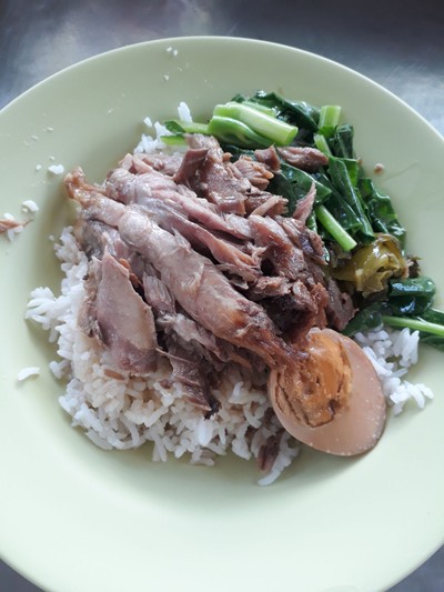 เนื้อเนื้อไข่ราดข้าว