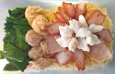 เมนูของร้าน ยุ้ยกี่บะหมี่ราชวิถี (เส้นนุ่ม หอมไข่) ตรงข้ามองค์การโทรศัพท์สามเสน