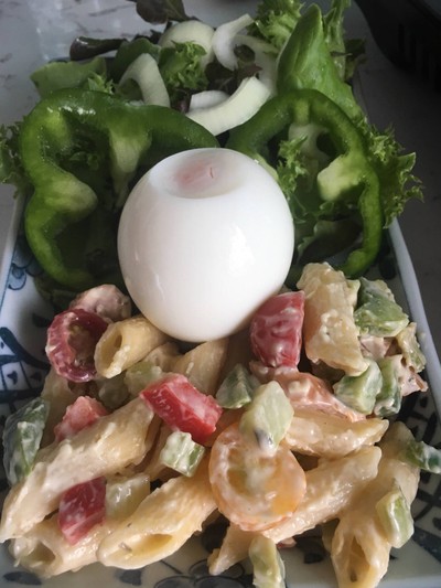 วิธีทำ สลัดไข่มะตูมและเพเน่เพื่อนของเขา