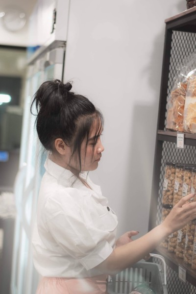 ไม่ต้องกลัวนะจะถือไม่หมด หยิบตะกร้าแล้วไปเลือกขนมใส่ตะกร้าเลย555 🍪🍿🍯🍫🍰🥞🥨