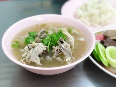 ข้าวมันไก่เจ๊โบว์ บรรทัดทอง