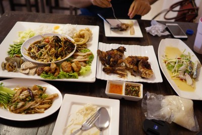 อาหาร หรือ เครื่องดื่ม