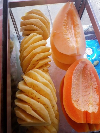 สัปรดชิ้นละ 20 บาทจร้า,แคนตาลูปชิ้นละ 25 บาทจร้า หวานๆจร้า