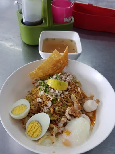 บะหมี่ต้มยำแห้งไข่คู่